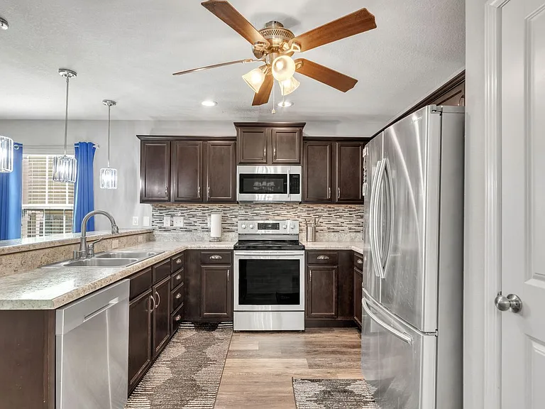 503 Eisenhower Dr — Photo 7