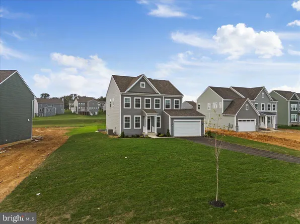 215 Ladysthumb Cir, Charles Town, WV 25414