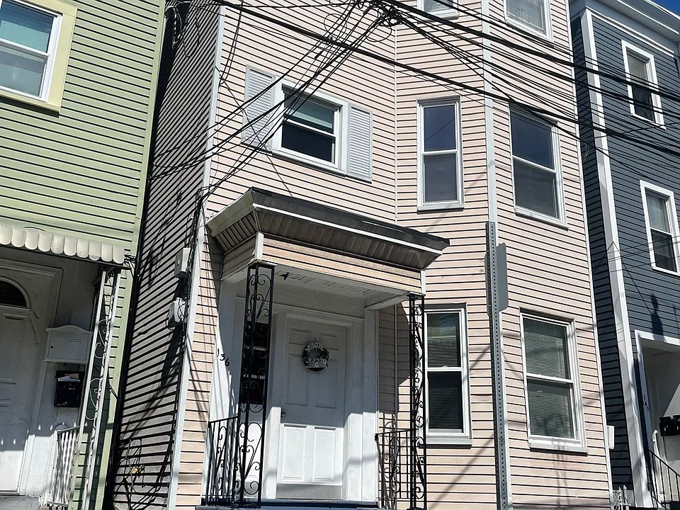 136 Saratoga St #2