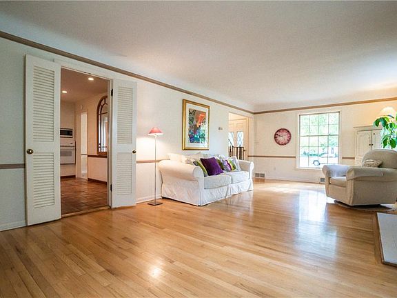 5th image of 560 Lake Forest Dr
