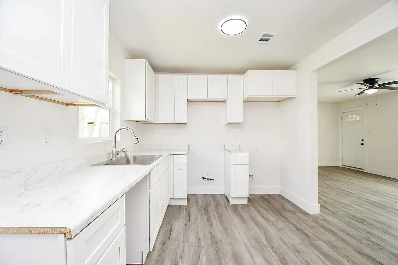 3 bed, 1.0 bath, $2,150 — Photo 3