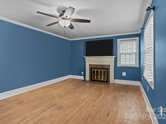 5th image of 800 Woodlawn St