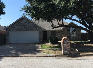 5900 Hillglen Dr, Watauga, TX 76148