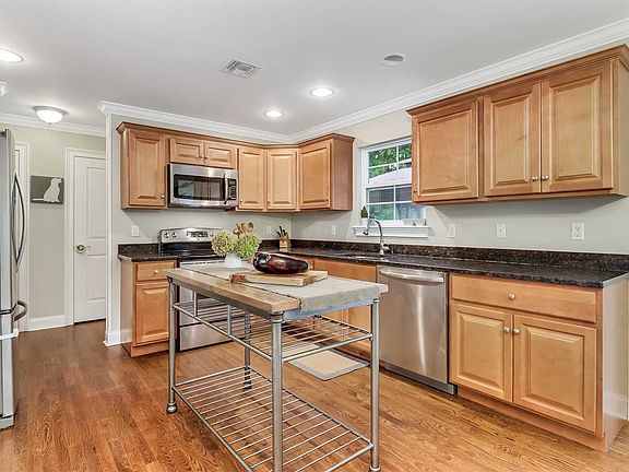 5th image of 81 Patchogue Ave