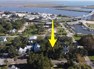 11 7th St, Apalachicola, FL 32320