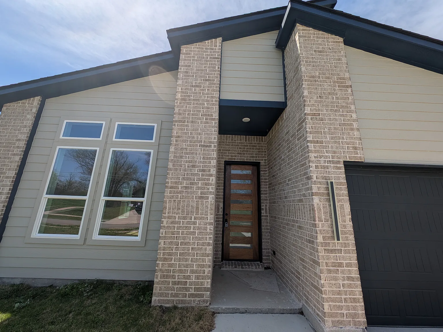 3 bed, 1367 sqft, $2,000 — Photo 1