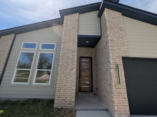 1890 Stuart St, Greenville, TX 75401