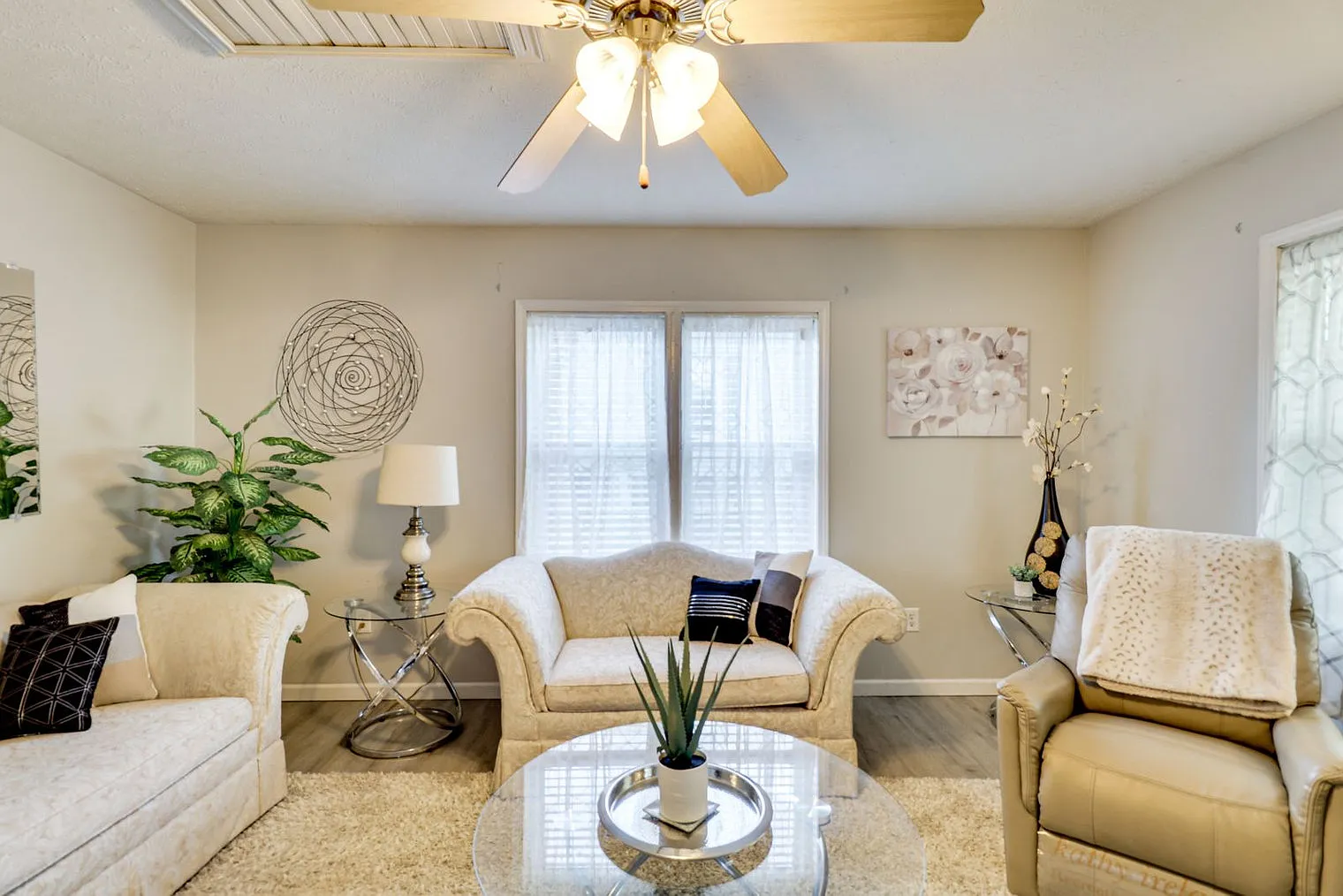1 bed, 1.0 bath, 742 sqft, $2,354 — Photo 2