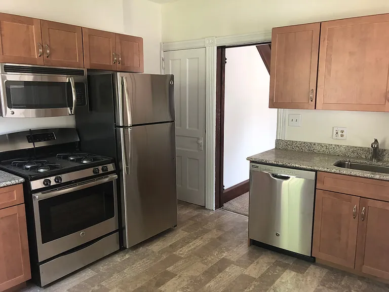 607 Bridge St — Photo 7
