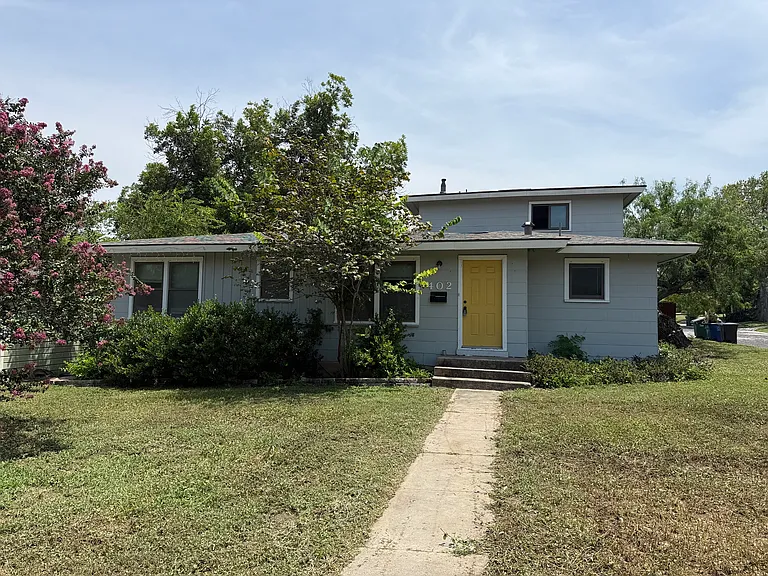 402 Blakeley Dr — Photo 1