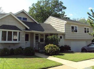186 S Brookside Ave, Freeport, NY 11520