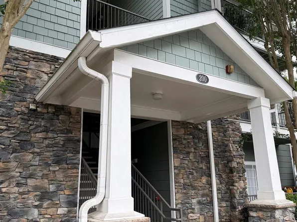 200 Vista Lake Dr APT 301, Candler, NC 28715