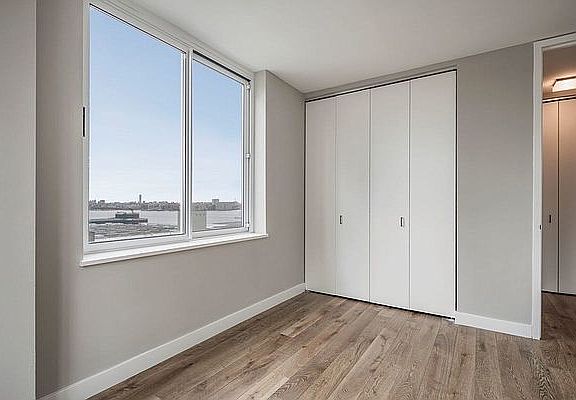 5th image of 560 W 43rd St APT 20D