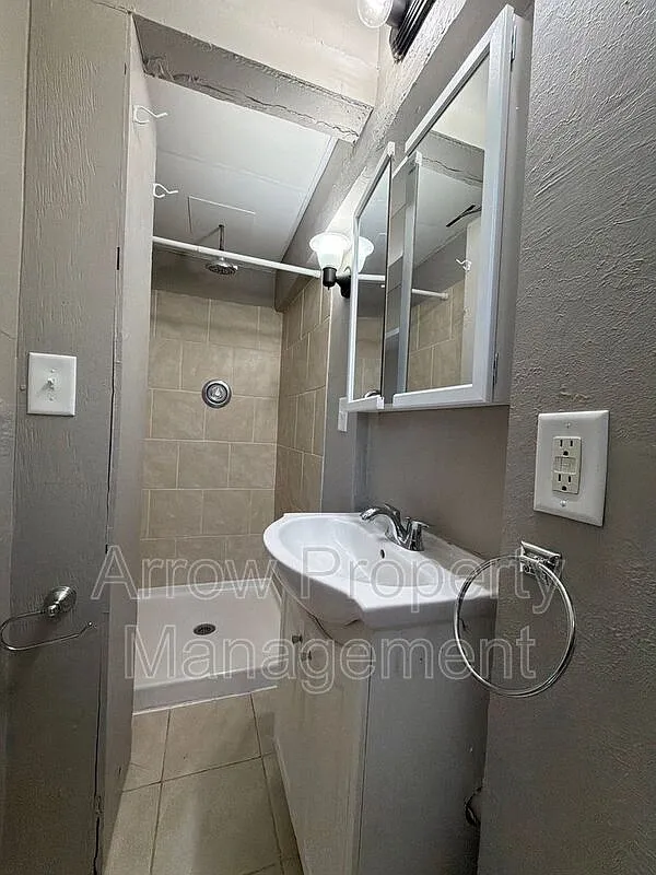 2 bed, 1.0 bath, $850 — Photo 4
