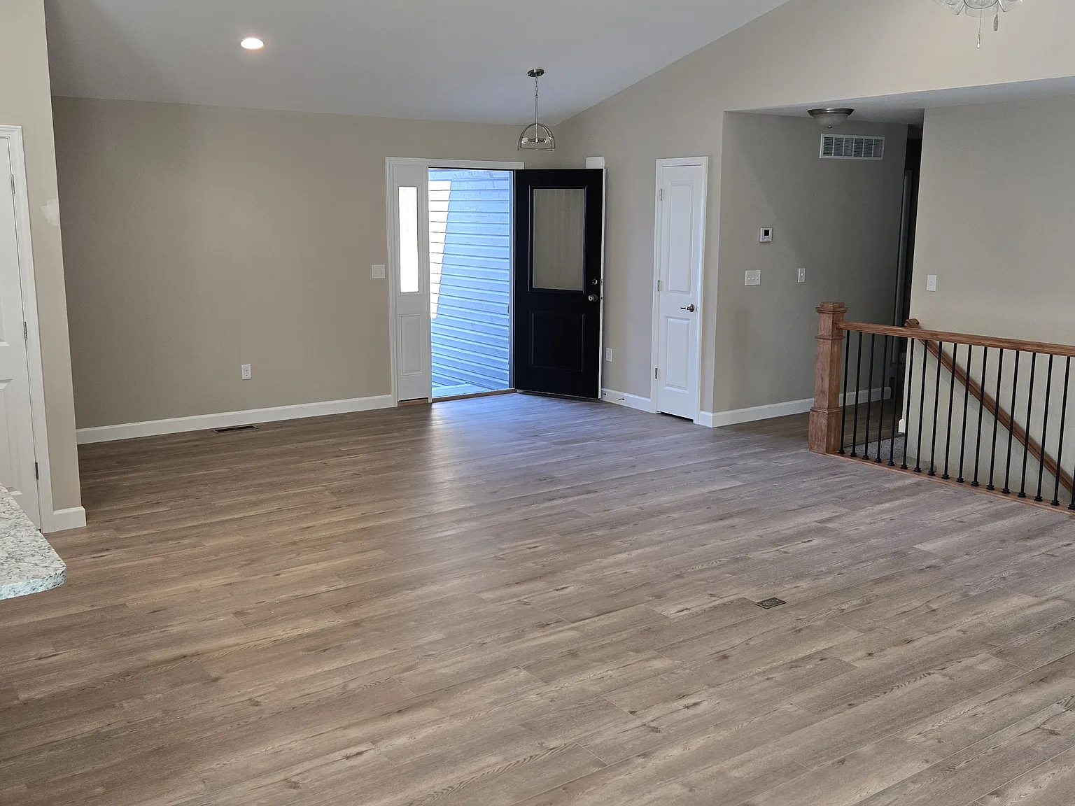 4 bed, 2300 sqft, $2,875 — Photo 4