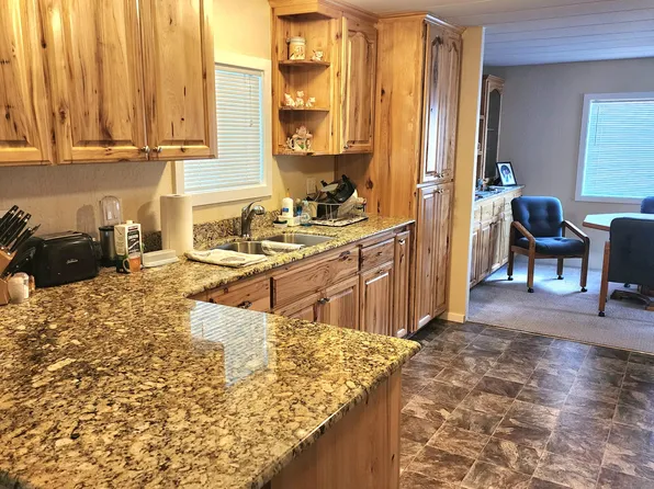 882 Roguelea Ln, Grants Pass, OR 97526