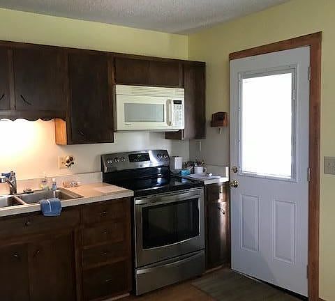 4th image of 561 Crescent Dr