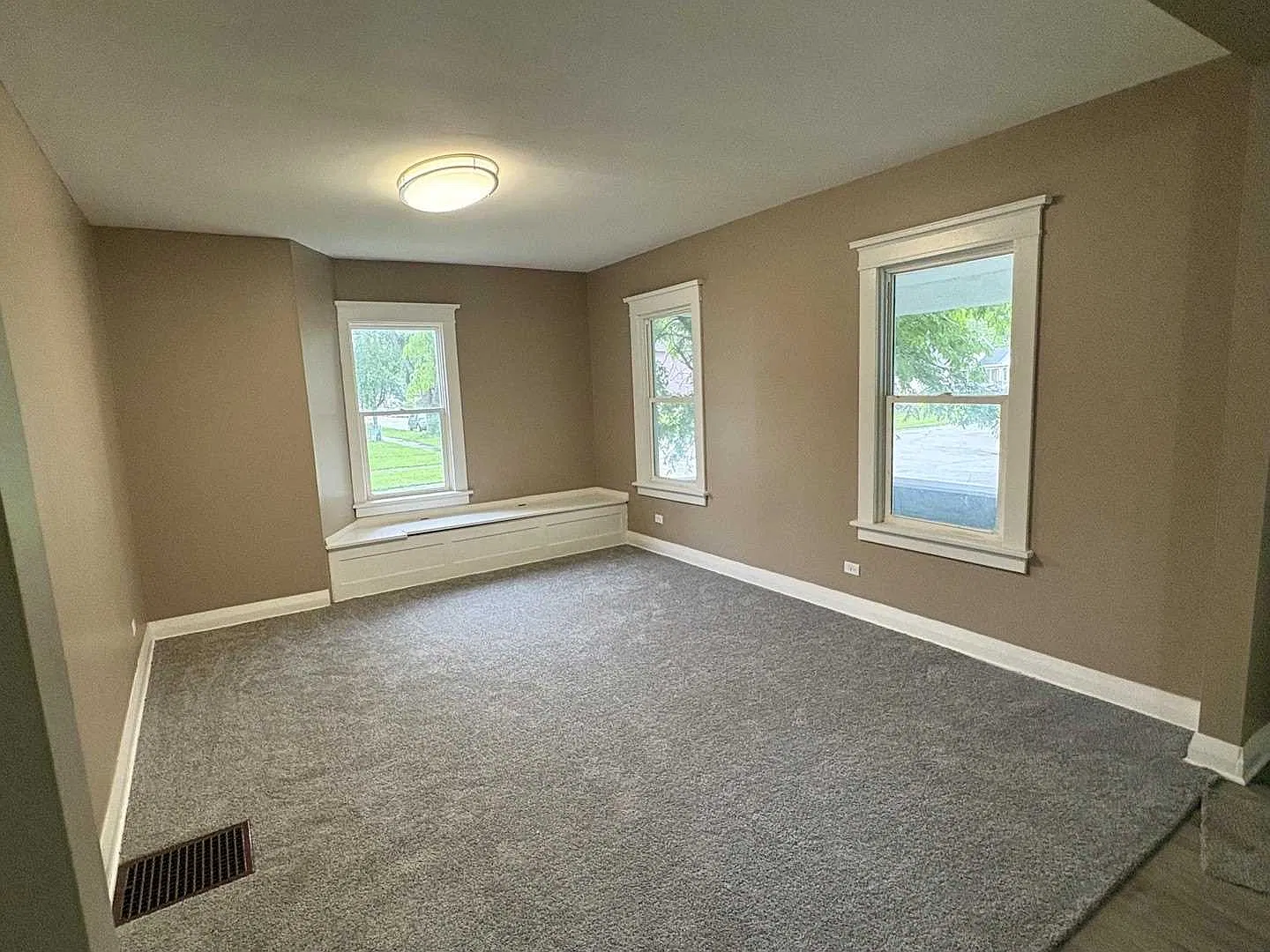 396 S Rosewood Ave — Photo 2