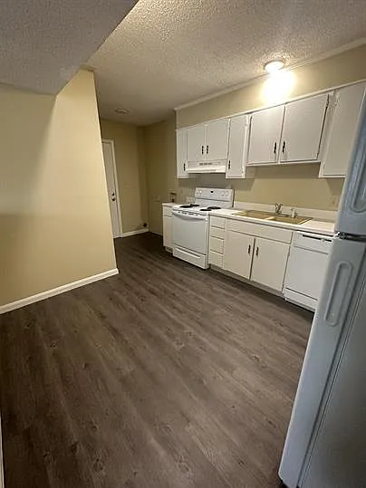 1422 South Lee Street — Photo 2