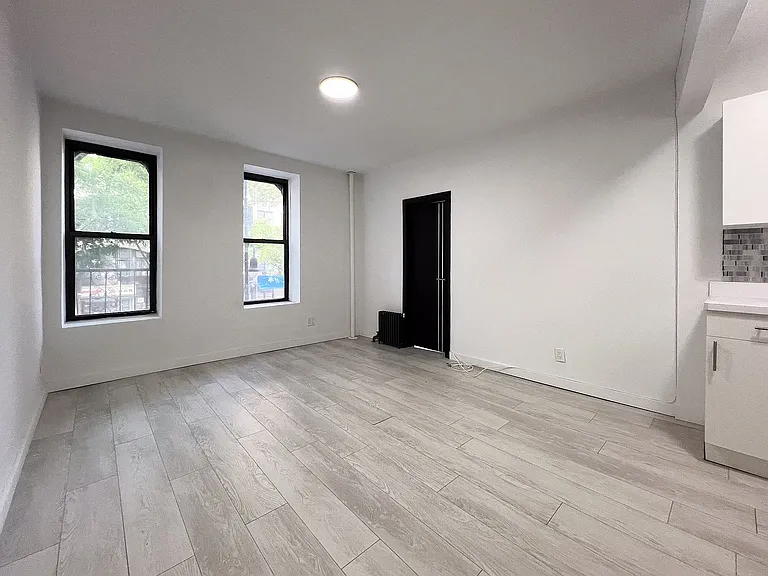 230 E 14th St #1R — Photo 3