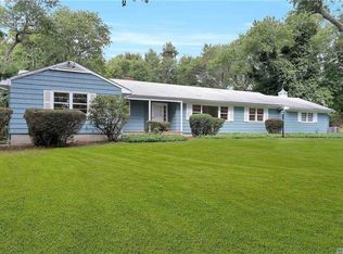7 Cedar Ln, Setauket, NY 11733
