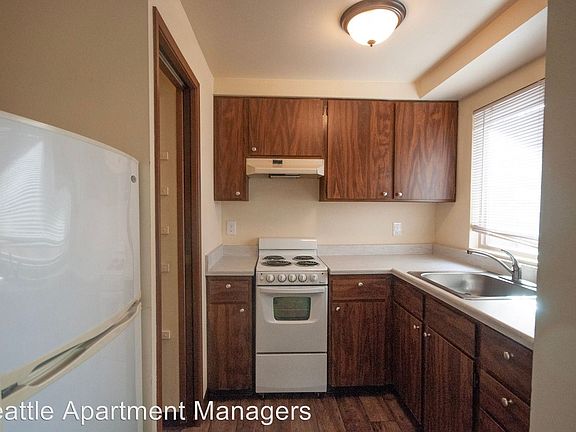 3rd image of 145 NW Alder Pl APT 4