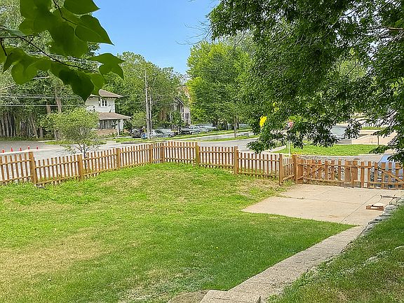 5th image of 728 Wayzata Blvd E