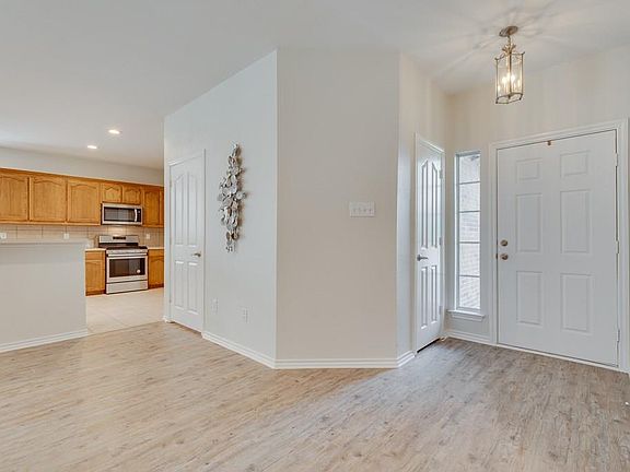 3rd image of 732 Crownpoint Ct