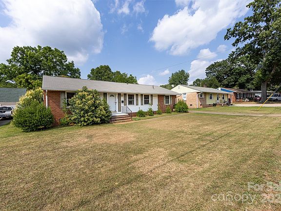 3rd image of 3829 Shamrock Dr