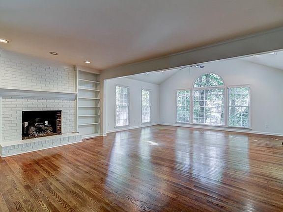 4th image of 240 Hollyberry Dr