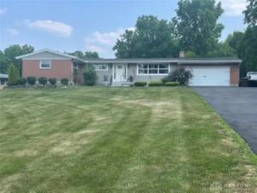 640 White Oak Dr photo 1
