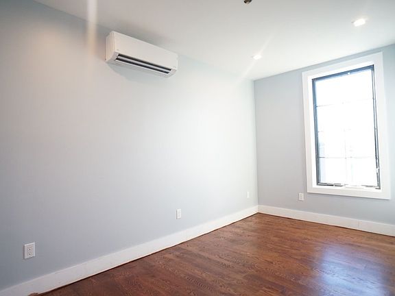 3rd image of 682 Franklin Ave