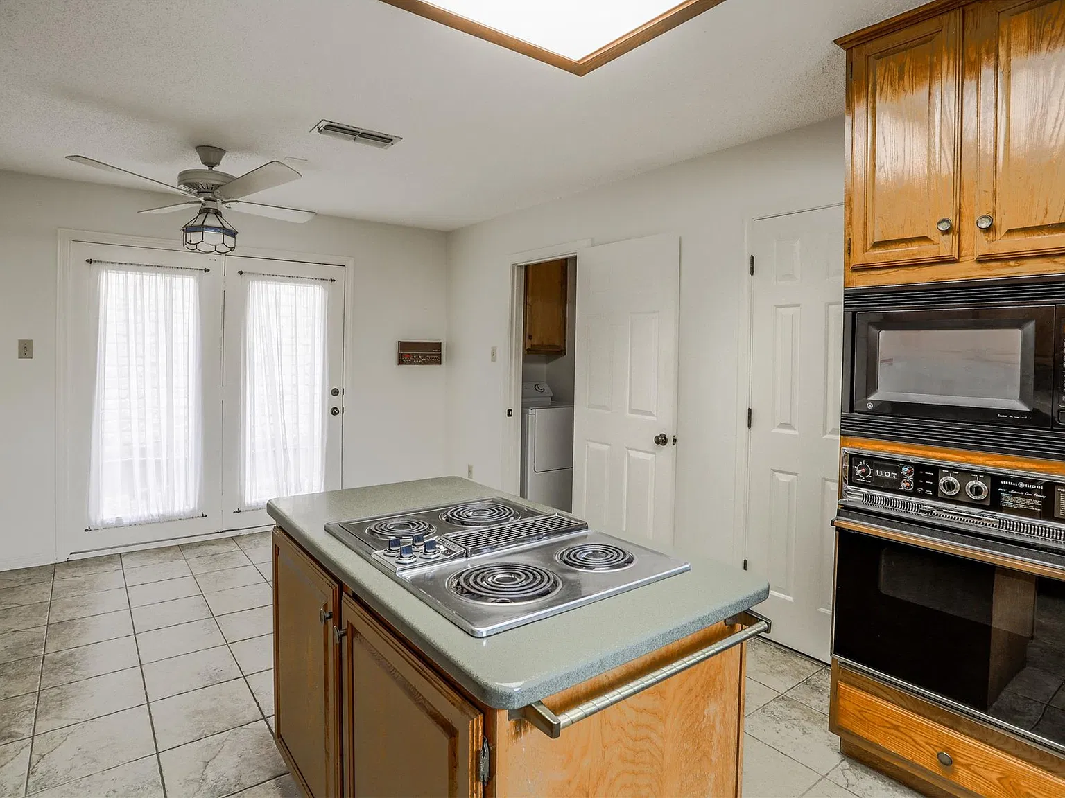 3 bed, 2.5 bath, 2071 sqft, $3,500 — Photo 4