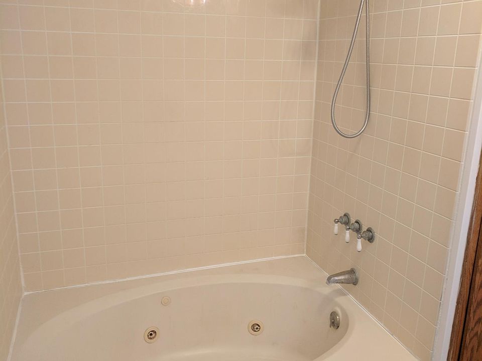 Jacuzzi Tub in master bathroom