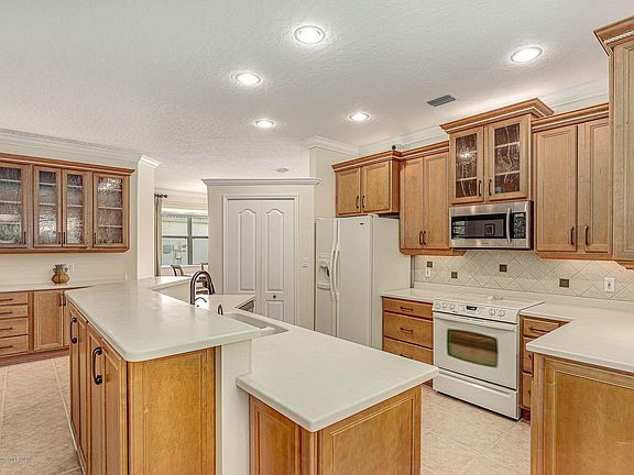 2nd image of 500 Glen Abbey Way