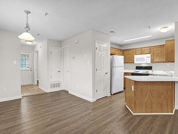 3rd image of 812 Barrington Woods Cv #A