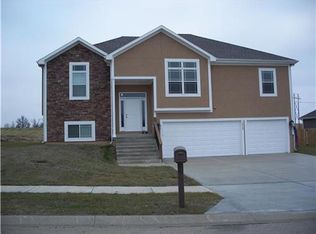 16907 Tucker Ct, Basehor, KS 66012