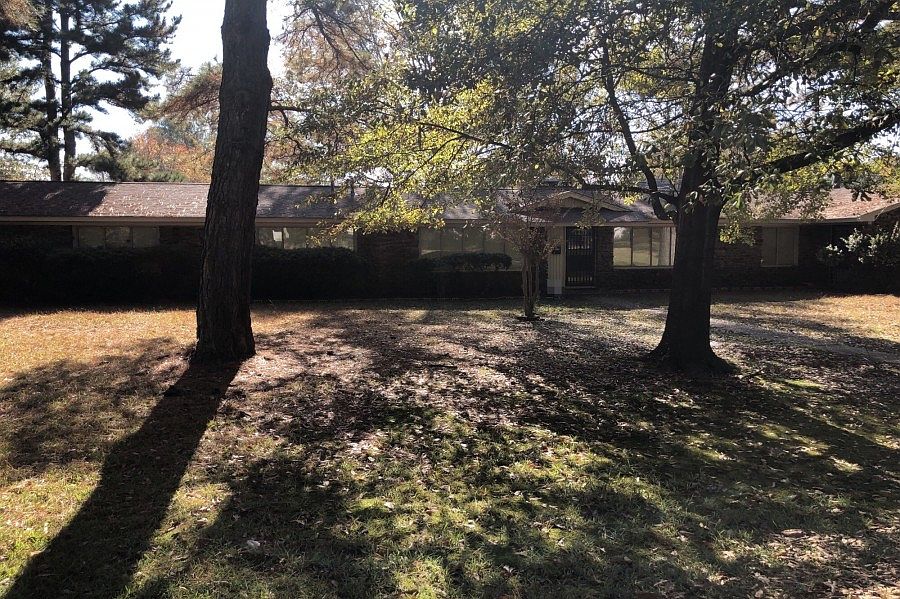 1st image of 2318 Pine Hill Dr