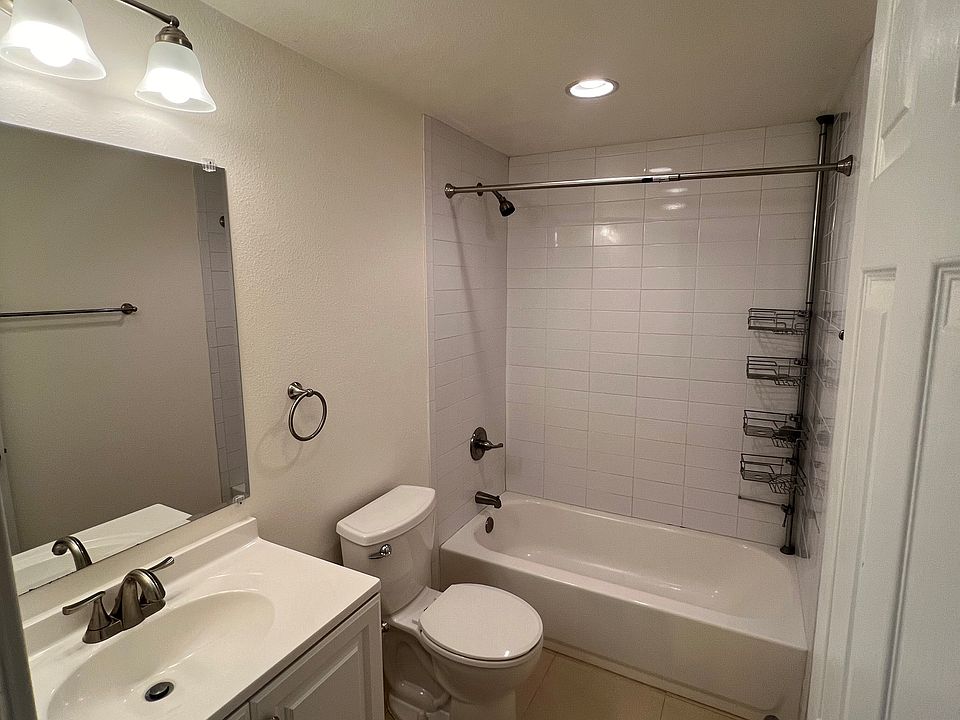 beautiful full size bathroom