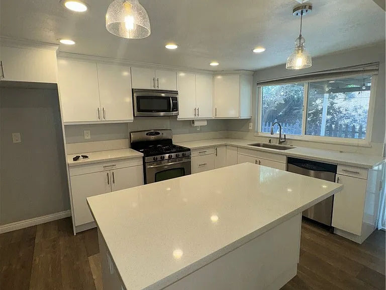 2152 Trafalgar Ave — Photo 6