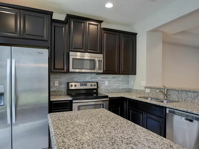 99 Paradas Pl — Photo 4
