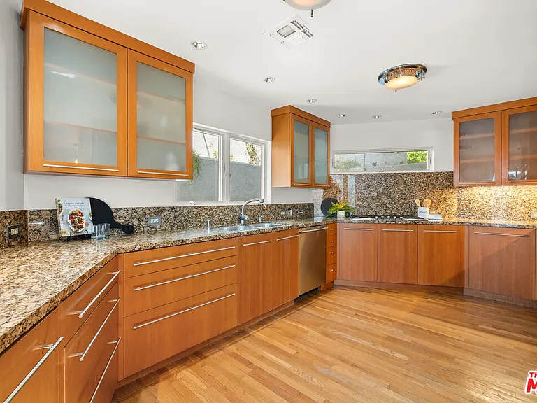 8781 Lookout Mountain Ave — Photo 6