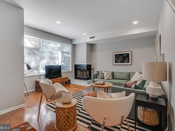 4th image of 212-24 S 24th St #214