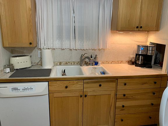 4th image of 424 Mott Ave #B