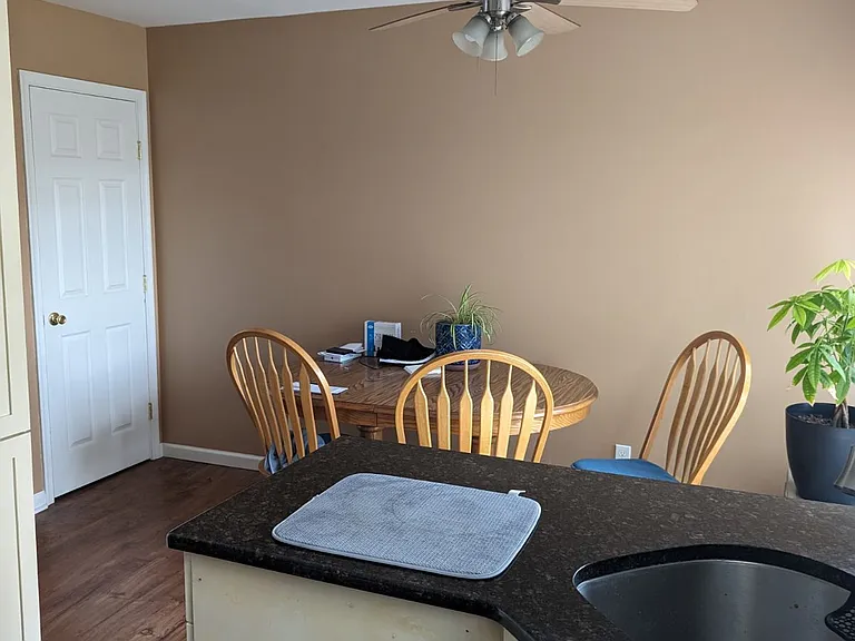 433 Arbutus Ave #B — Photo 2