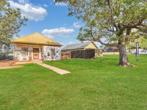 411 N 5th St, Sayre, OK 73662