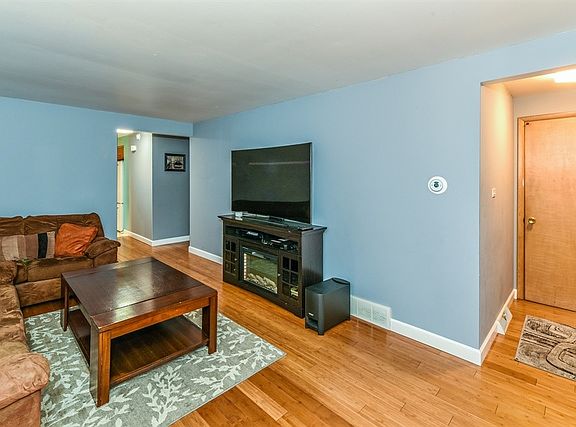 3rd image of 6351 S La Crosse Ave