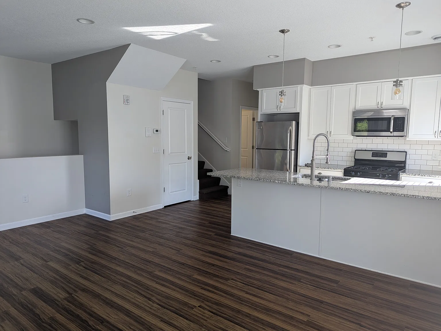 2 bed, 1.5 bath, 1000 sqft, $1,870 — Photo 2
