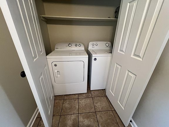 3rd image of 1417 Hillwood Dr APT 3