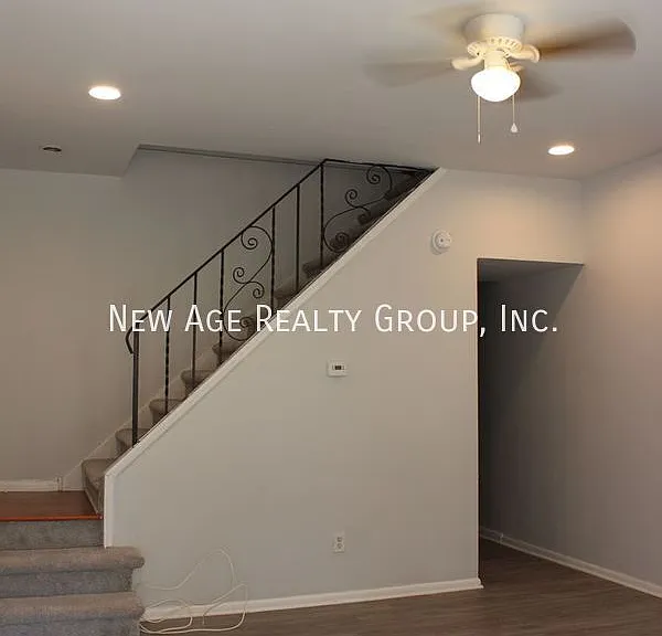 530 N Douglas St — Photo 2